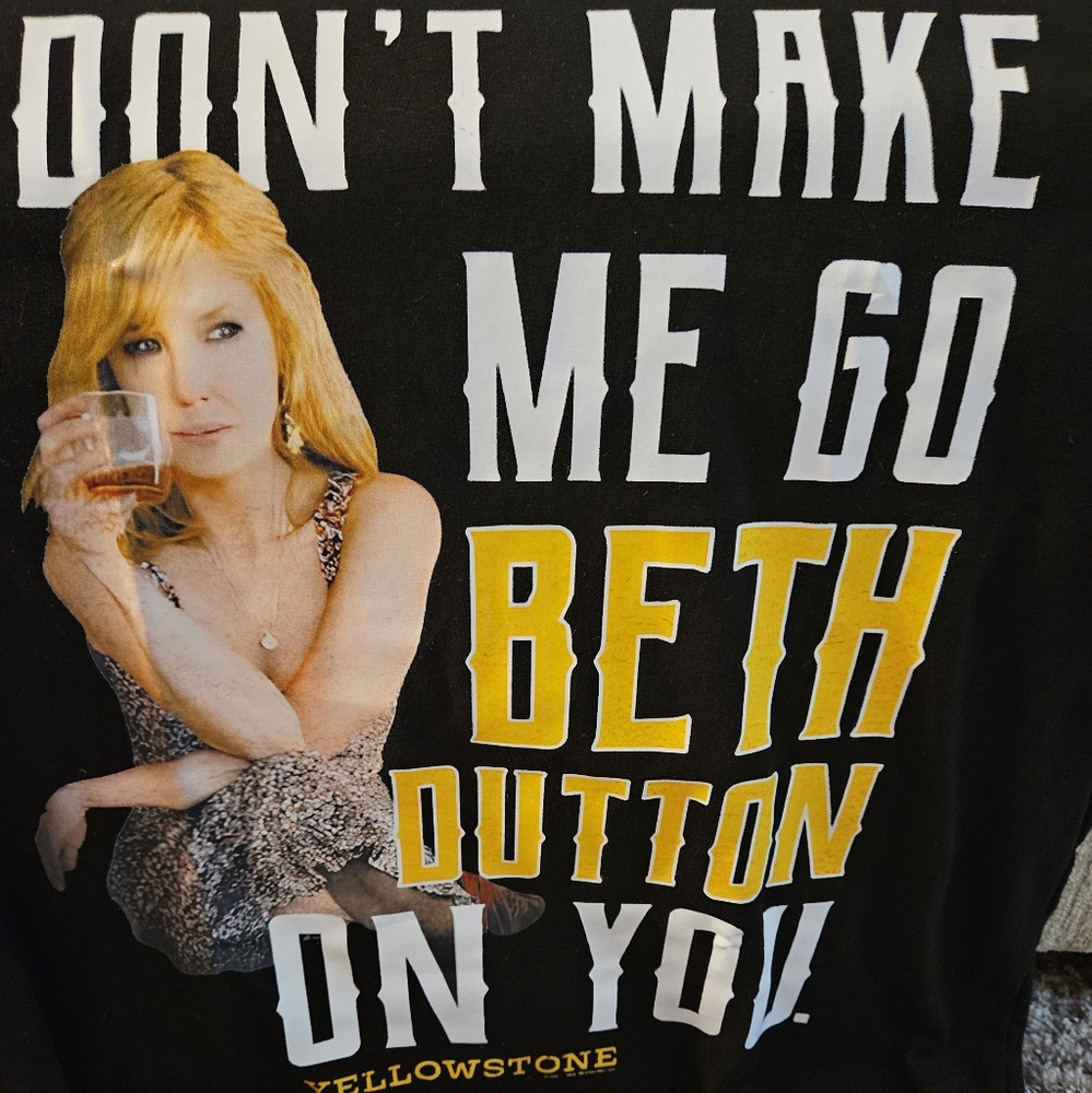 Yellowstone Graphic T-Shirt SIZE M